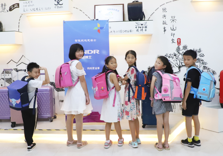 书包生产厂家,箱包厂家,书生书包定制,双肩背包订做,包包生产厂