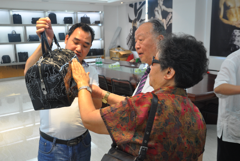 <strong> 礼品定制什么？客户会喜欢？</strong>