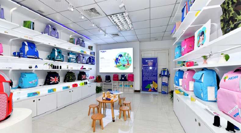 豪门国际科技书包定制厂 书包定制厂家,书包生产厂家,背包工厂,双肩包定制,礼品背包定制