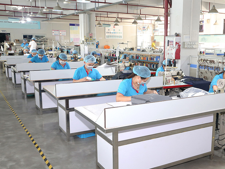 双肩包厂家生产车间 双肩包厂家生产车间