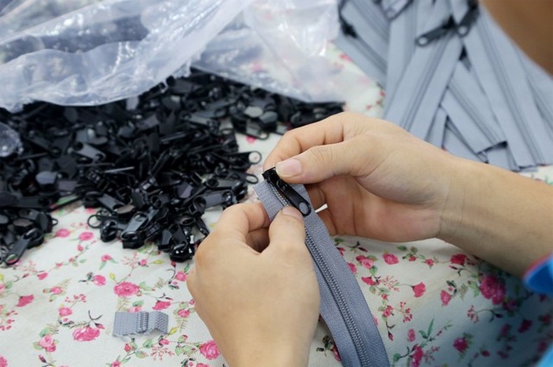 定制背包流程,背包车间拉链工序 定制背包流程,背包车间拉链工序