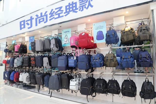 led显示屏动感双肩包厂家,广东双肩包定制厂家,东莞背包厂家,新秀丽商务双肩背包订做 led显示屏动感双肩包厂家,广东双肩包定制厂家,东莞背包厂家,新秀丽商务双肩背包订做