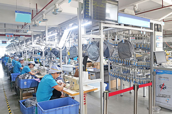 好书包挺起孩子的背脊