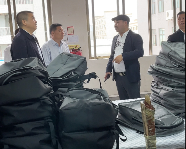 背包定制厂家拜访客户-赢得客户信赖