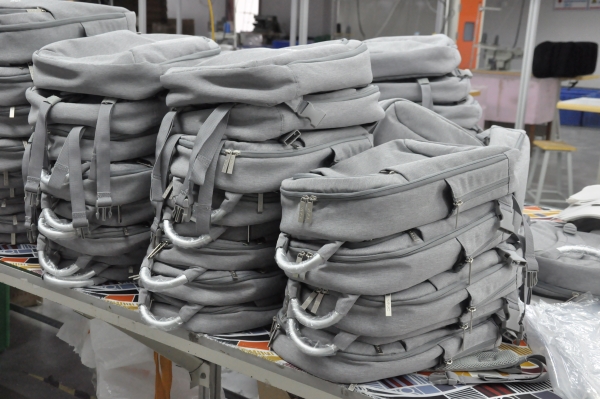 定制学生书包，家长选择豪门国际定制厂家