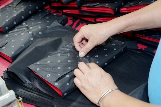 商务双肩背包定制厂家-客户返单率高